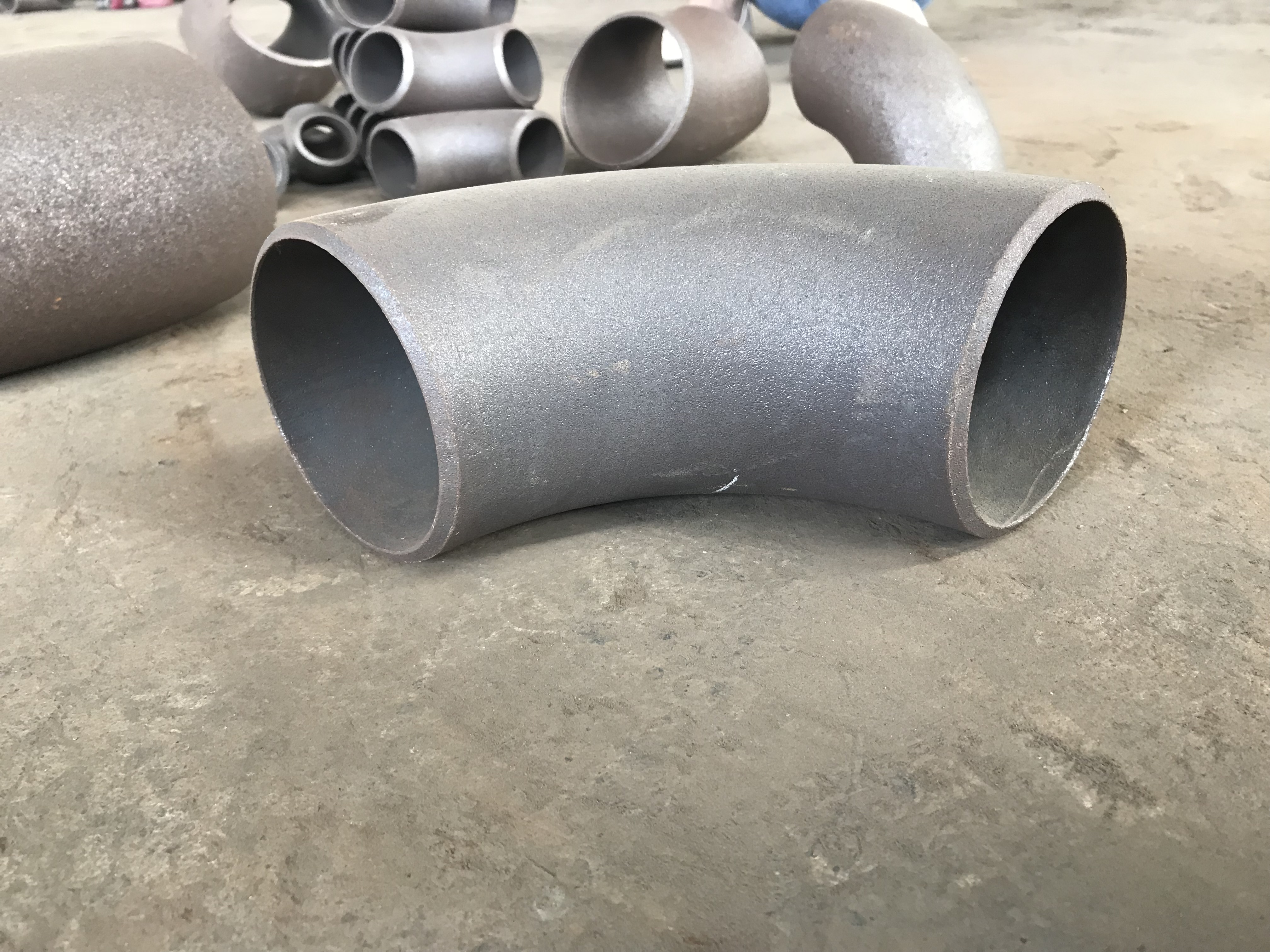 工業管道系統中焊接彎頭的核心作用與專業批發指南